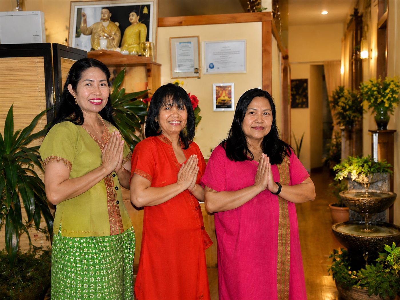 Das Team von SOI Thai begrüßt die Gäste im Wai-Gruß